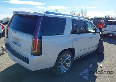 2016 Cadillac Escalade Premium Collection z USA, uszkodzony, nr VIN 1GYS4CKJ2GR426194